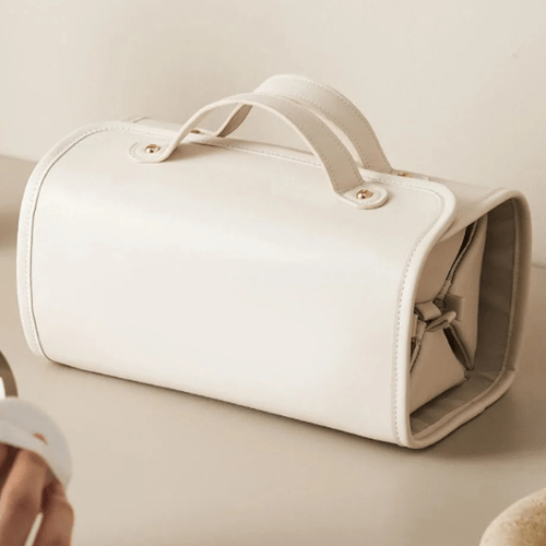 Vanity case sac blanc posé sur une table