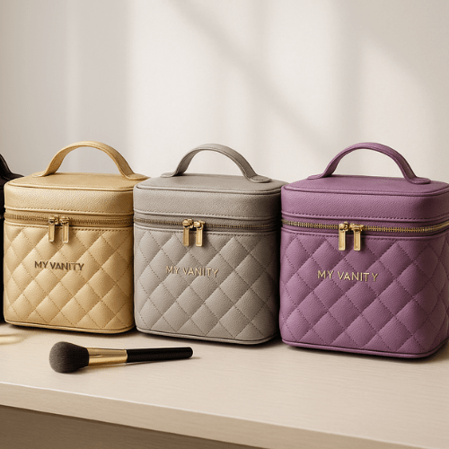 Trois Vanity cases souples élégants pour femme posés sur une table